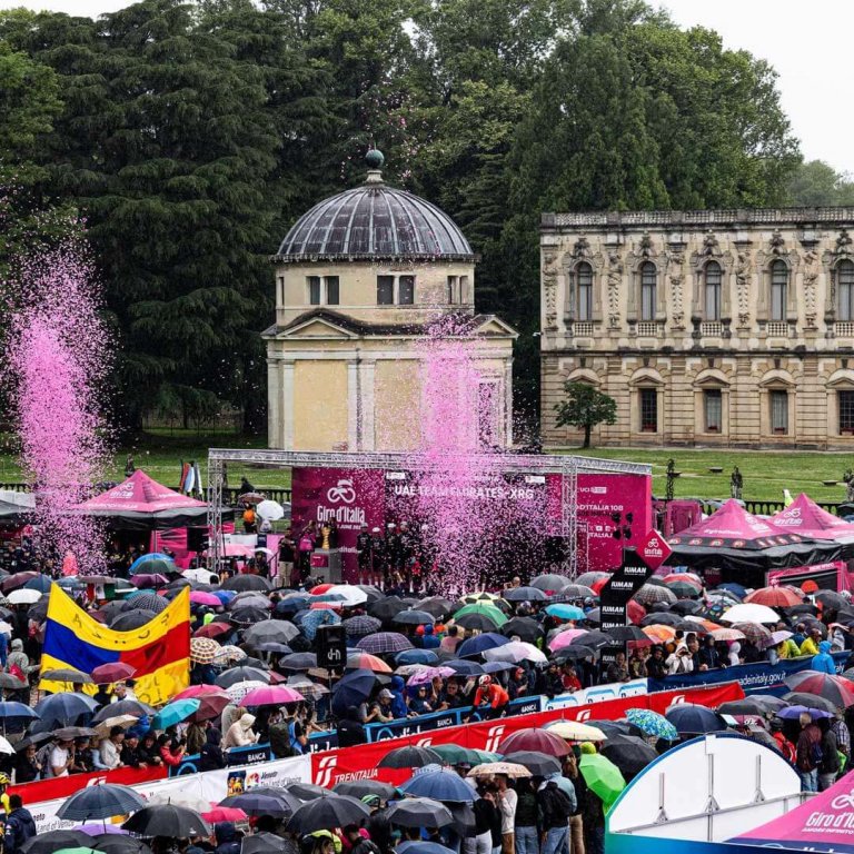 Tentes autour de la scène du Giro 2025